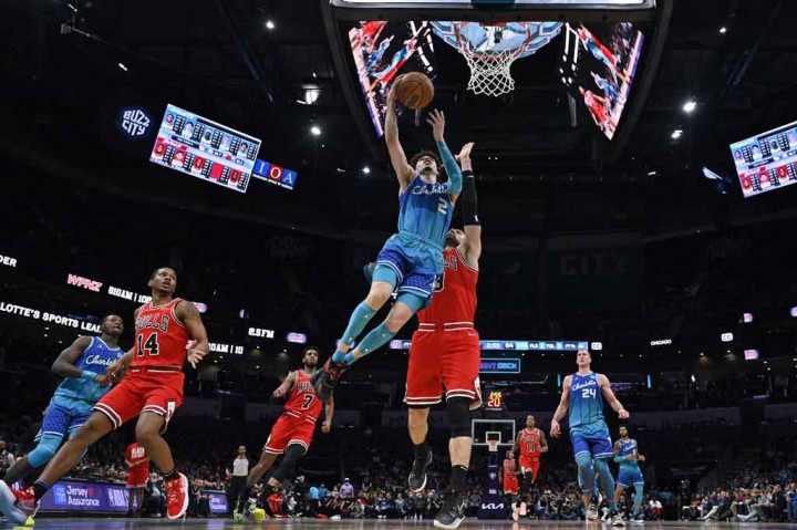 LaMelo Balls memimpin tuan rumah dengan perolehan 33 poin diikuti 22 poin milik Miles Bridges, 19 poin Kelly Oubre Jr, serta 16 poin yang dicetak Terry Rozier. Namun itu semua gagal menghindarkan Hornets dari enam kekalahan beruntun.