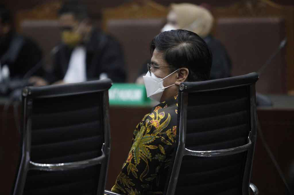 Terdakwa Direktur Utama Perusahaan Umum Daerah (Perumda) Pembangunan Sarana Jaya nonaktif Yoory C Pinontoan mengikuti persidangan dengan agenda penuntutan terhadap diri nya di Gedung Pengadilan Tipikor, Jakarta, Kamis, 10 Februari 2022. 