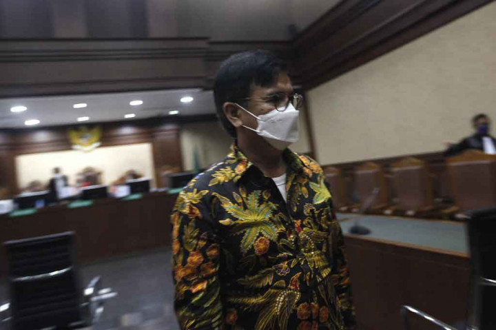 Tuntutan tersebut berdasarkan dakwaan pertama dari Pasal 2 ayat (1) jo Pasal 18 UU No. 31 Tahun 1999 sebagaimana diubah dengan UU No. 20 Tahun 2001 tentang Pemberantasan Tindak Pidana Korupsi jo Pasal 55 ayat (1) ke-1 KUHP jo Pasal 64 ayat 1 KUHP.