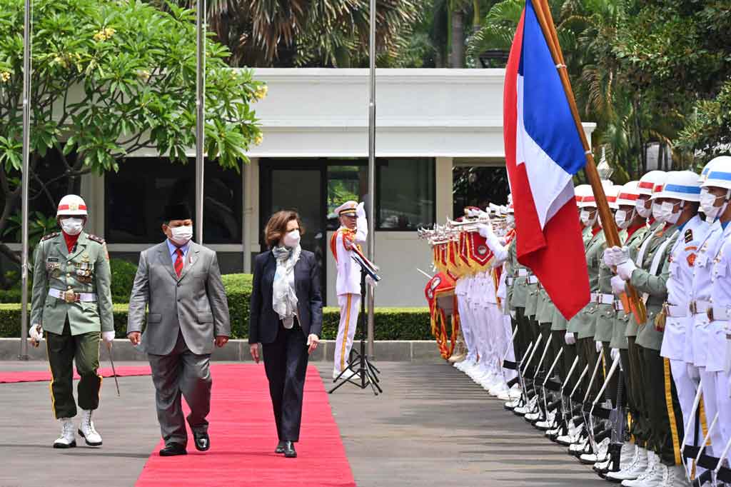 Menteri Angkatan Bersenjata Republik Prancis Florence Parly didampingi Menhan Prabowo Subianto melakukan pemeriksaan pasukan di Gedung Kementerian Pertahanan di Jakarta, Kamis, 10 Februari 2022.
