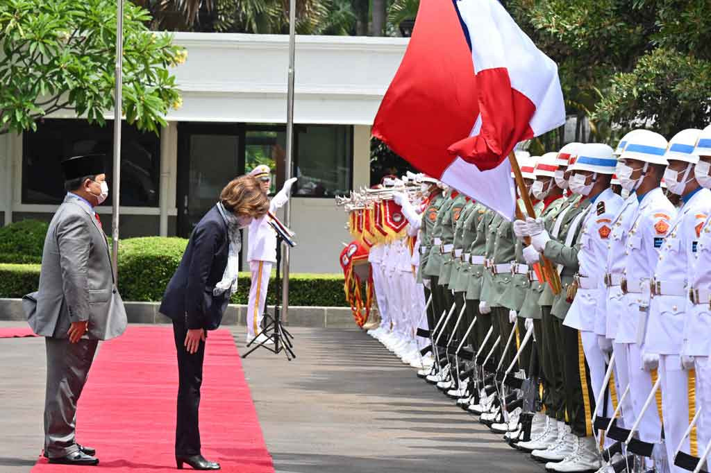 Menteri Pertahanan Prabowo Subianto menerima kunjungan kehormatan Menteri Angkatan Bersenjata Republik Prancis Florence Parly beserta delegasi di Gedung Kementerian Pertahanan di Jakarta, Kamis, 10 Februari 2022.  Kunjungan tersebut guna membahas peningkatan kerja sama dan memperkuat hubungan bilateral pertahanan antara Indonesia dan Prancis.