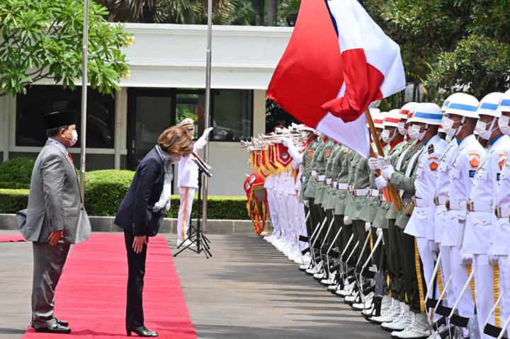 Menteri Pertahanan Prabowo Subianto menerima kunjungan kehormatan Menteri Angkatan Bersenjata Republik Prancis Florence Parly beserta delegasi di Gedung Kementerian Pertahanan di Jakarta, Kamis, 10 Februari 2022.  Kunjungan tersebut guna membahas peningkatan kerja sama dan memperkuat hubungan bilateral pertahanan antara Indonesia dan Prancis.