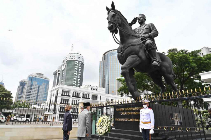 Tak hanya di bidang alutsista, kerja sama pertahanan di bidang pendidikan dan pelatihan juga dilakukan, antara lain kegiatan program pertukaran kunjungan serta rencana kunjungan marinir Indonesia ke Kaledonia Baru.