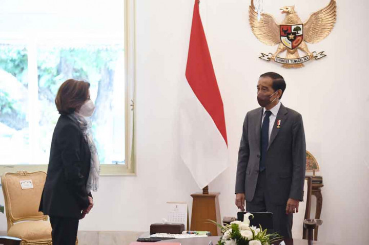 Presiden Joko Widodo (Jokowi) menerima kunjungan kehormatan Menteri Angkatan Bersenjata Republik Prancis Florence Parly di Istana Merdeka, Jakarta, Kamis, 10 Februari 2022. Pertemuan tersebut berisi agenda pembahasan beberapa hal terkait kerja sama bilateral kedua negara, termasuk di sektor pertahanan.