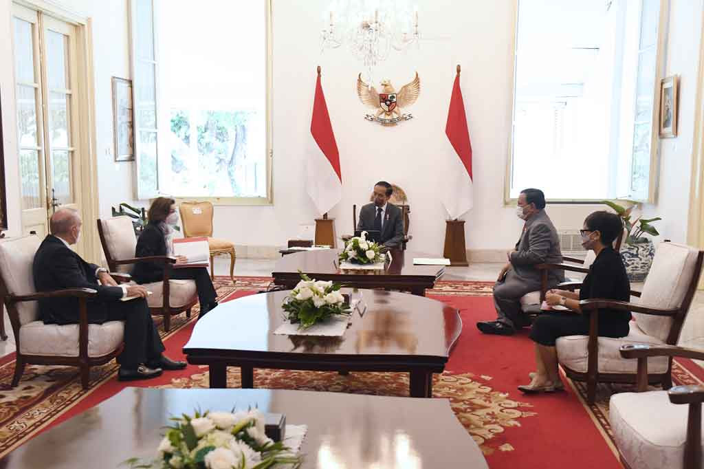 Sebelum mengakhiri pertemuan, Presiden Jokowi juga meminta dukungan Prancis agar olahraga pencak silat dapat masuk dalam pertandingan ekshibisi pada Olimpiade 2024 di Paris, Prancis.