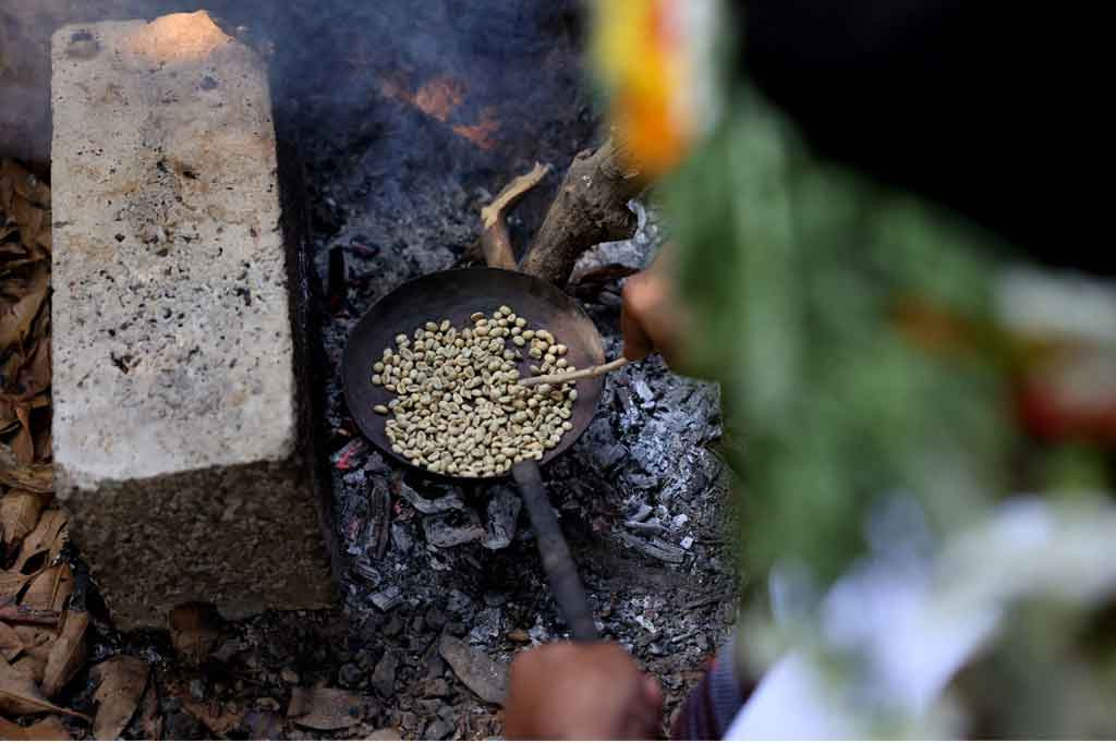 Tetapi dengan keinginan kerajaan untuk mendiversifikasi ekonominya dari minyak, di samping perubahan sosial untuk mengubah citra ultra-konservatif negara itu dan terbuka untuk pengunjung dan investor, pemerintah bulan lalu memulai kampanye untuk mempromosikan kopinya. Pemerintah menginstruksikan semua restoran dan kafe untuk menggunakan istilah kopi Saudi daripada kopi Arab.