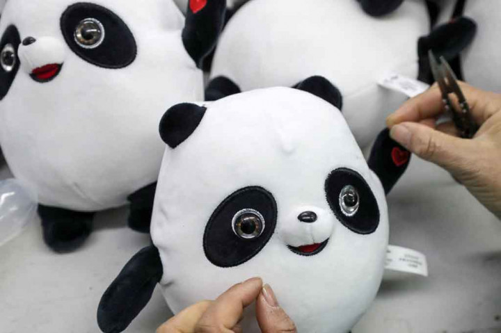 Pria di balik maskot Olimpiade Musim Dingin Beijing bercanda bahwa dia berharap dapat menyimpan beberapa lagi panda ciptaannya yang lucu setelah mereka menjadi barang koleksi yang sangat dicari di Tiongkok.