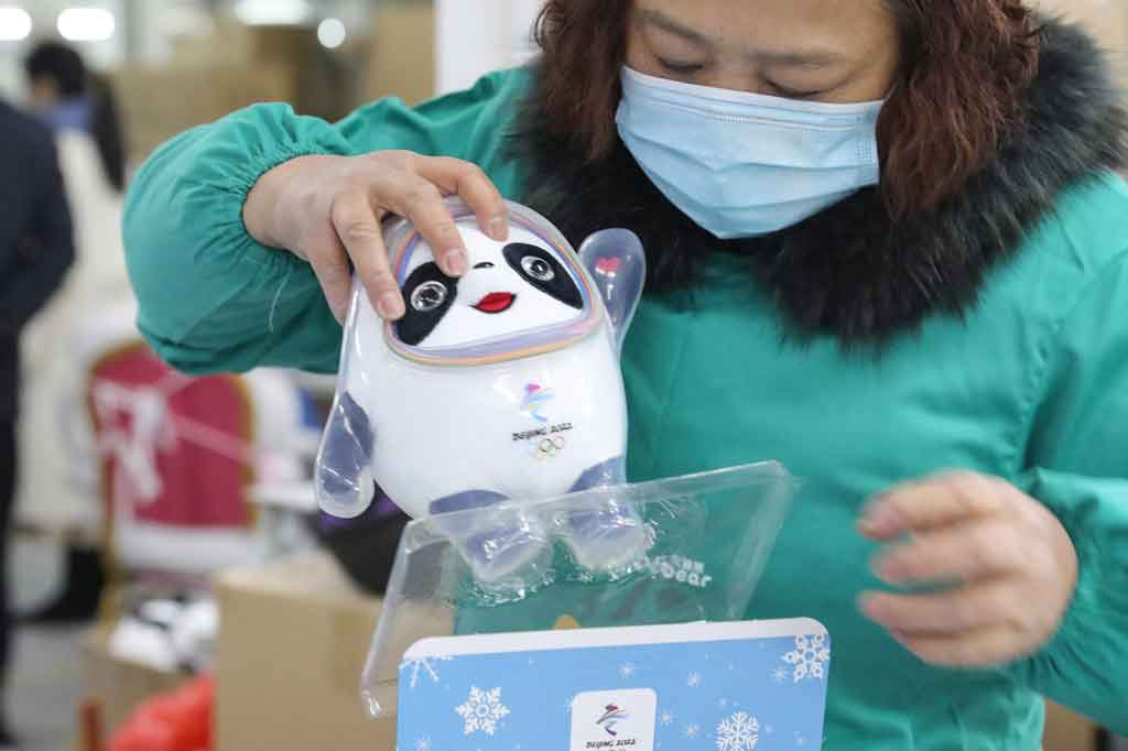 Bing Dwen Dwen, maskot resmi Olimpiade, telah menjadi item terbaru yang harus dimiliki oleh penggemar berat dengan antrean panjang di toko suvenir Olimpiade, dan banyak yang bersedia membayar lebih dari harga resmi untuk mendapatkannya.