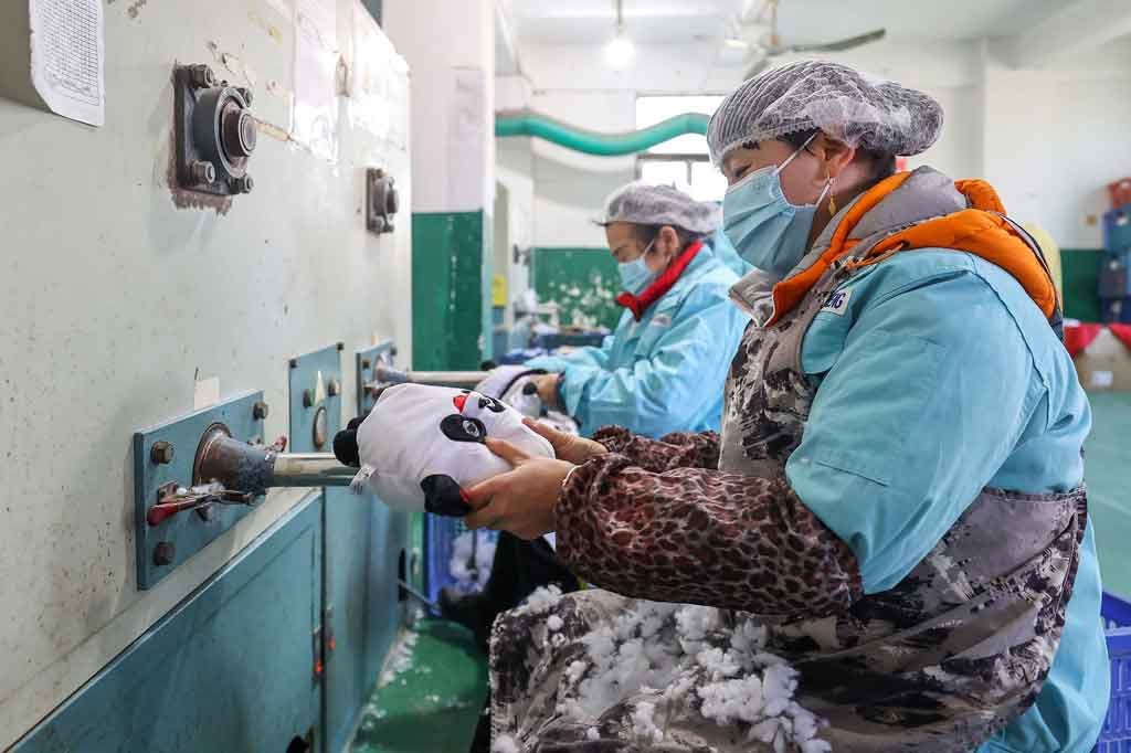 Meskipun namanya secara resmi berarti 'anak es' dalam bahasa Mandarin, maskot gemuk yang populer ini lebih sering diterjemahkan sebagai 'es chubster'.