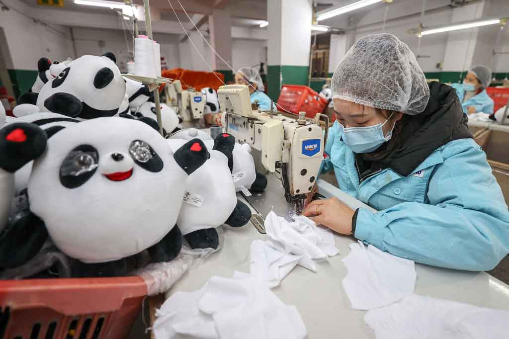 Namun kekurangan pasokan - dikaitkan dengan masalah produksi sekitar Tahun Baru Imlek, yang bertepatan dengan dimulainya Olimpiade - telah membuat calo menjual mainan itu sepuluh kali lipat dari harga aslinya 200 yuan (USD30).