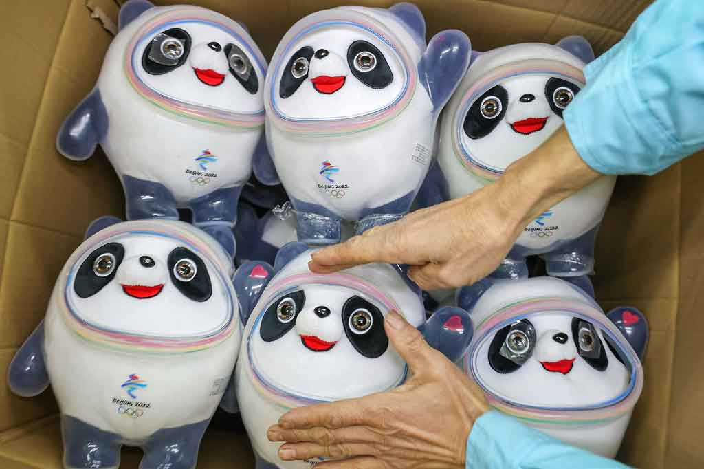 Tetapi dengan sebagian besar penonton dilarang karena pembatasan Covid-19, memiliki Bing Dwen Dwen mungkin merupakan hal yang paling dekat dengan Olimpiade Beijing.