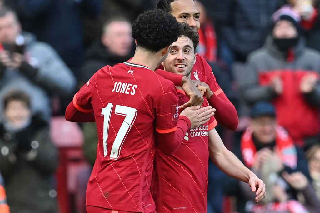 Menguasai jalannya pertandingan, tuan rumah akhirnya berhasil membuka keunggulan pada menit ke-34 lewat Jota menyambar bola rebound sundulan Virgil van Dijk yang ditepis kiper Leicester, Kasper Schmeichel.