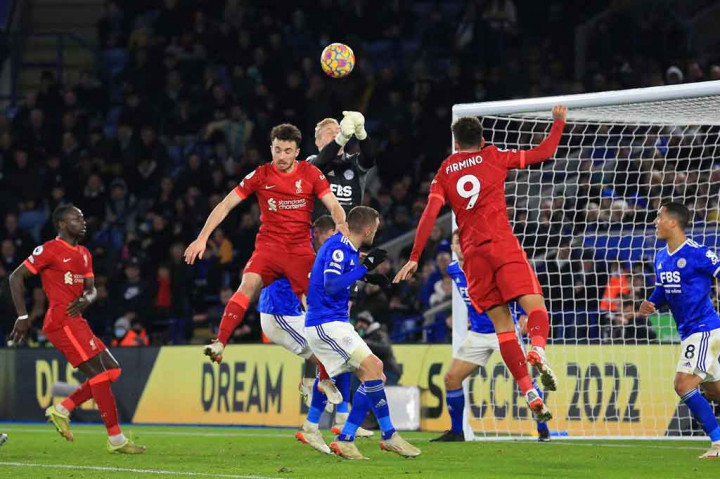 Setelah gol pembuka tersebut, The Reds terus menggempur pertahanan tim tamu untuk menggandakan keunggulan. Namun ketangguhan Schmeichel yang melakukan sejumlah penyelamatan gemilang berhasil menjaga The Foxes tak lagi kebobolan di babak pertama.