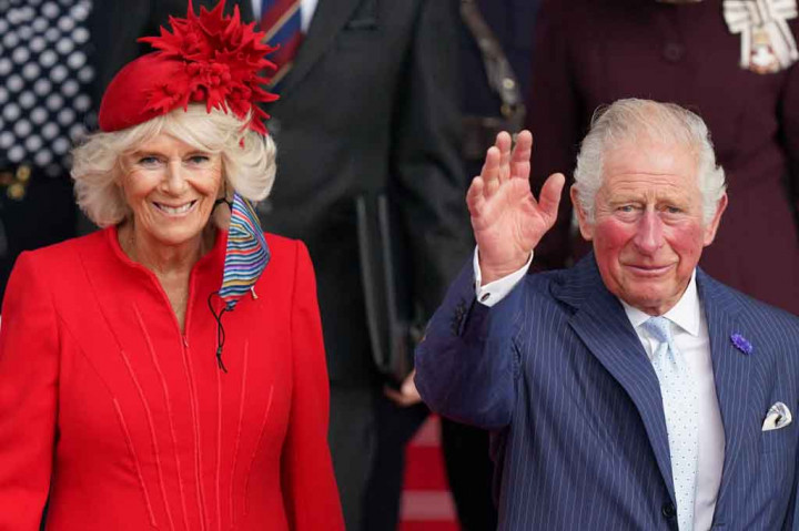 Pangeran berusia 73 tahun itu pertama kali dinyatakan positif pada Maret 2020 dan kemudian menghabiskan sekitar satu minggu untuk mengisolasi diri di perkebunan Queen's Balmoral di Skotlandia.
