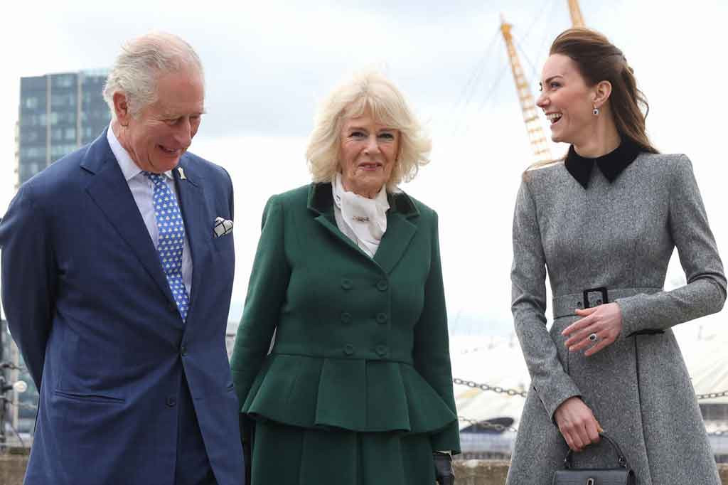 Menurut laporan media Inggris, Pangeran bertemu dengan Ratu di Windsor dua hari sebelum dinyatakan positif. Istana Buckingham tidak mengatakan apakah Ratu telah dites positif atau negatif untuk virus tersebut.