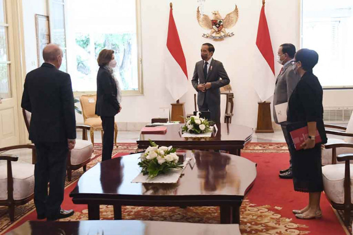 Presiden Joko Widodo (Jokowi) menerima kunjungan kehormatan Menteri Angkatan Bersenjata Republik Prancis Florence Parly di Istana Merdeka, Jakarta, Kamis, 10 Februari 2022. Pertemuan tersebut berisi agenda pembahasan beberapa hal terkait kerja sama bilateral kedua negara, termasuk di sektor pertahanan.