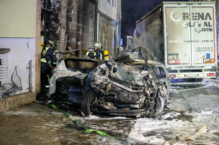 Seorang pengemudi truk yang tengah dalam pengaruh alkohol menabrak lebih dari 30 mobil dan menyebabkan kebakaran rumah di wilayah Bavaria Jerman pada Selasa, 8 Februari 2022 malam waktu setempat. Kecelakaan tersebut mengakibatkan sang sopir dan dua lainnya luka-luka.