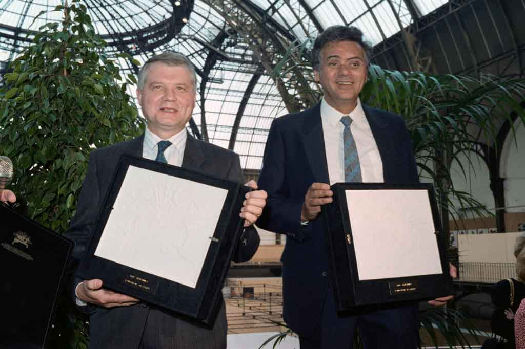 Montagnier berbagi Hadiah Nobel dalam Fisiologi atau Kedokteran 2008 dengan rekannya Francoise Barre-Sinoussi untuk penemuan virus human immunodeficiency (HIV), yang menyebabkan AIDS.