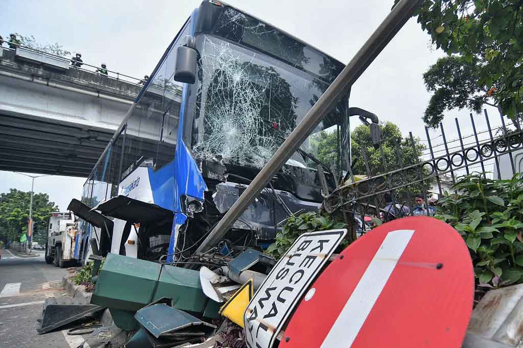 Sebuah bus TransJakarta mengalami kecelakaan tunggal setelah menabrak trotoar di Jalan I Gusti Ngurah Rai, Klender, Jakarta Timur, Jumat, 11 Februari 2022.