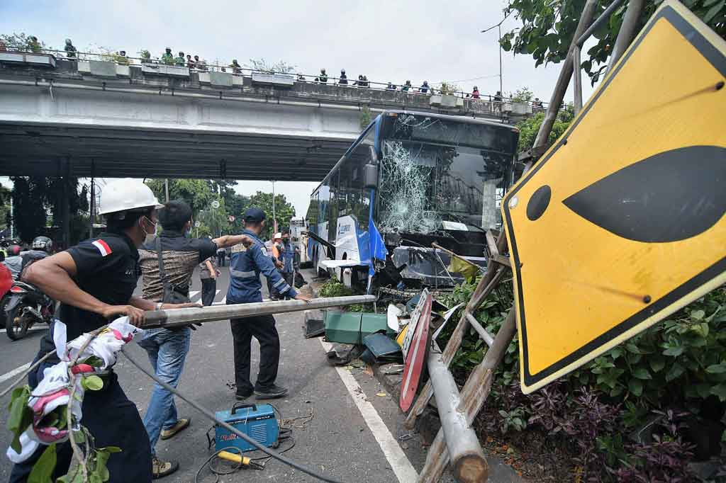 Kasat Lantas Polres Metro Jakarta Timur, AKBP Edy Surasa, saat dikonfirmasi mengatakan, kejadian kecelakaan pada sekitar pukul 09.00 WIB, diduga karena sopir kehilangan konsentrasi.
