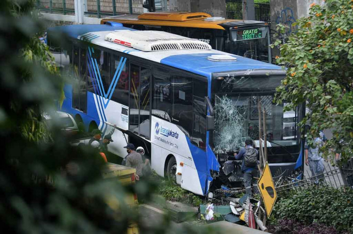 Eddy menjelaskan, kondisi sekitar lokasi kejadian sudah diamankan. Bus Transjakarta yang mengalami kecelakaan tunggal juga sudah dievakuasi.