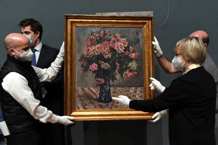 Lukisan berjudul Blumestilleben ('Bunga') itu diturunkan dari Musees royaux des Beaux-Arts (Museum Seni Rupa Kerajaan) pada Kamis, 10 Februari 2022, dan kemudian dikemas untuk dikirimkan.