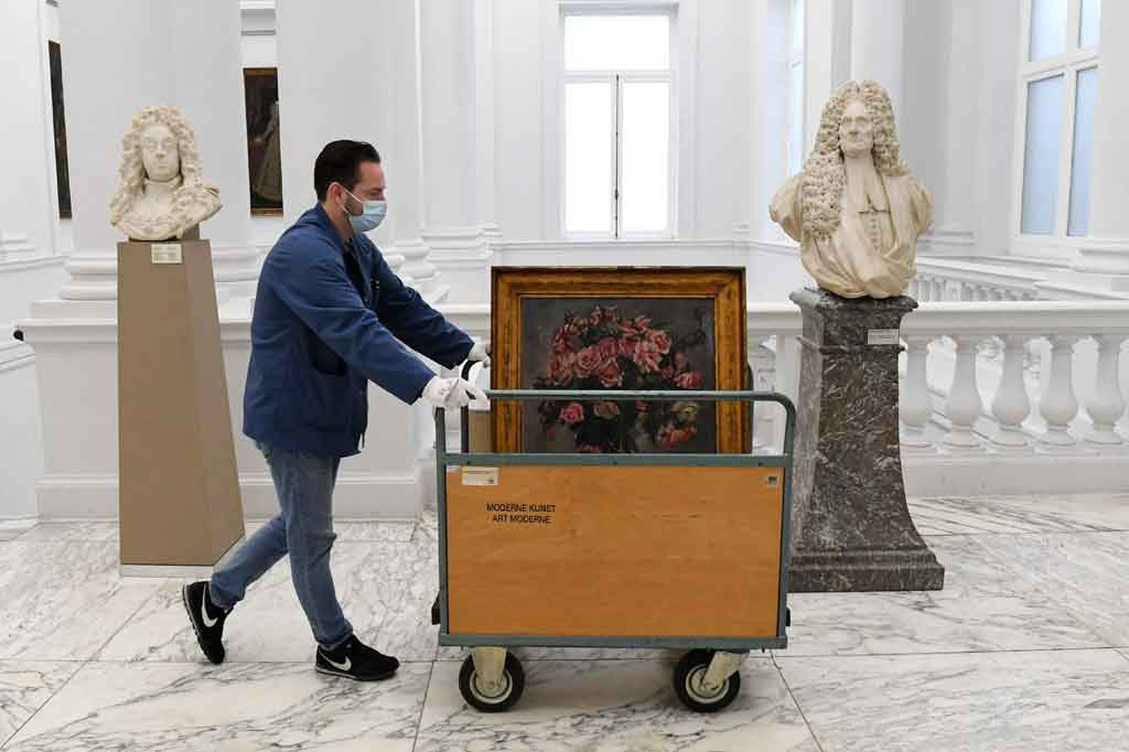 Lukisan bunga merah muda dalam vas biru karya seniman Jerman Lovis Corinth pada 1931 tersebut adalah milik Gustav dan Emma Mayer, yang meninggalkan rumah mereka di Frankfurt pada 1938 ke Brussel. Mereka tiba di Inggris pada Agustus 1939. Namun, mereka tidak dapat membawa barang-barang milik mereka, termasuk 30 lukisan, yang kemudian dijarah oleh Nazi. 