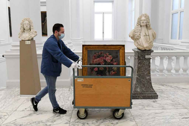 Lukisan bunga merah muda dalam vas biru karya seniman Jerman Lovis Corinth pada 1931 tersebut adalah milik Gustav dan Emma Mayer, yang meninggalkan rumah mereka di Frankfurt pada 1938 ke Brussel. Mereka tiba di Inggris pada Agustus 1939. Namun, mereka tidak dapat membawa barang-barang milik mereka, termasuk 30 lukisan, yang kemudian dijarah oleh Nazi. 