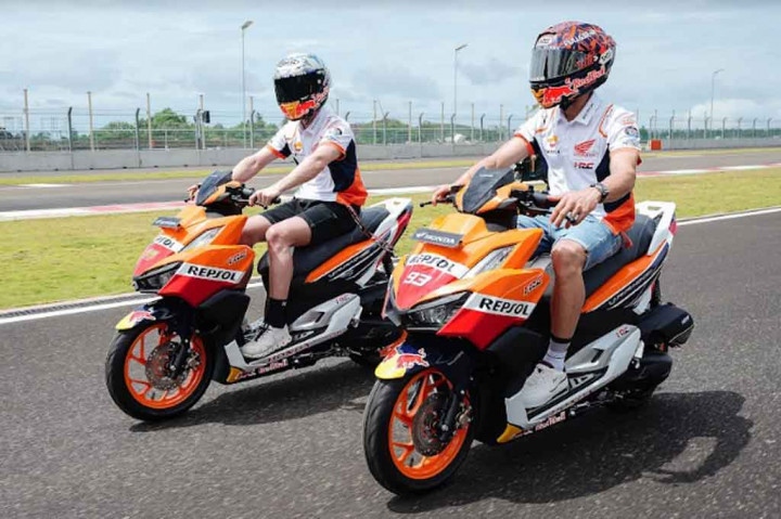 Dengan tampilan layaknya matik besar, skutik premium sporti berperforma tinggi ini akan mendukung aktivitas Marc Marquez dan Pol Espargaro maupun tim dari RHT selama berada di Pertamina Mandalika International Street Circuit.