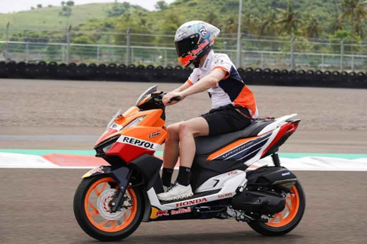 All New Honda Vario 160 yang diluncurkan pada 2 Februari lalu tersebut memberikan energi dan gaya baru dalam revolusi desain, teknologi dan fitur canggih. Kendaraan tersebut berbekal mesin performa tinggi kapasitas 160cc 4 katup eSP+, lebih canggih dengan beragam fitur, serta memiliki tampilan baru dan sensasi layaknya matik besar.