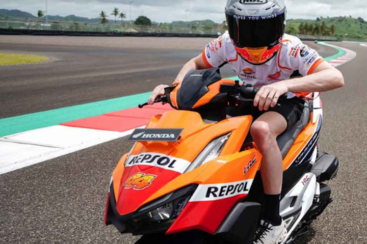 Selain itu, dilengkapi pula fitur keselamatan dan keamanan yang canggih seperti Honda Smart Key System dengan alarm dan answer back system untuk memberikan rasa aman bagi pengendara. Skutik premium sporty itu juga semakin lincah berkat pengaplikasian teknologi frame dan enhanced Smart Architecture Frame (eSAF)