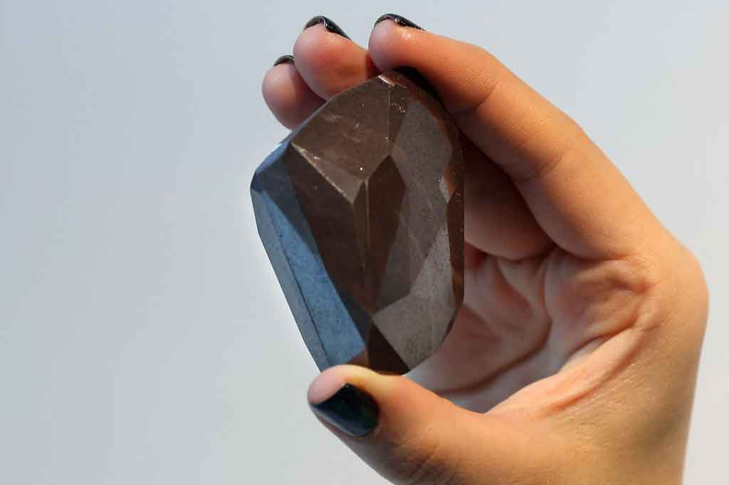 Sejenis berlian terbesar di dunia dengan kadar 555 karat telah terjual dalam sebuah lelang di London, Inggris. Berlian hitam langka dari jenis carbanado itu dinamai The Enigma dan diyakini tercipta saat meteorit atau asteroid menghantam Bumi lebih dari 2,6 miliar tahun yang lalu.