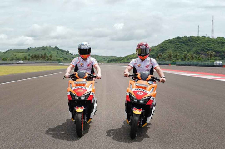 Ajang Pertamina Grand Prix of Indonesia akan digelar di Sirkuit Mandalika pada 18-20 Februari mendatang. PT Astra Honda Motor (AHM) mendukung tim balap Repsol Honda Team dengan menghadirkan All New Honda Vario 160 dengan desain khusus Repsol Honda Team livery sebagai kendaraan paddock RHT pada MotoGP seri Mandalika.