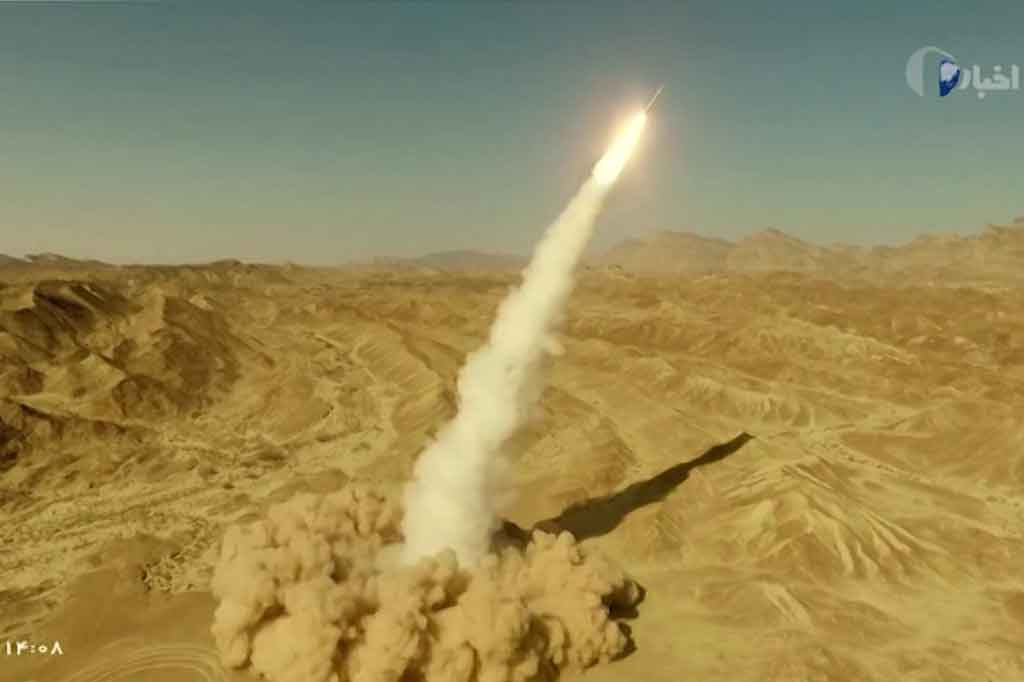 Iran meluncurkan rudal baru dengan daya jangkau 1.450 km pada Rabu, 9 Februari 2022. Rudal permukaan ke permukaan tersebut diklaim bisa menjangkau musuh bebuyutannya, Israel.
