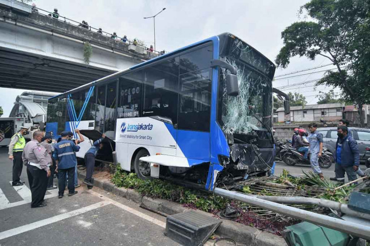 Sebuah bus TransJakarta mengalami kecelakaan tunggal setelah menabrak trotoar di Jalan I Gusti Ngurah Rai, Klender, Jakarta Timur, Jumat, 11 Februari 2022.