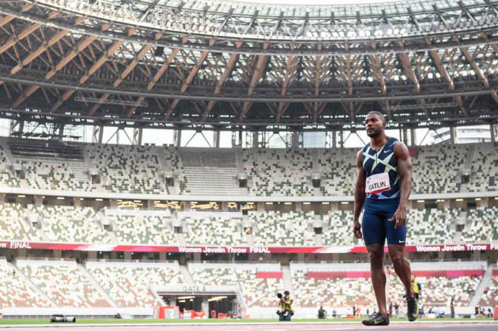 Namun karier Gatlin sempat tersandung skandal, dan sempat dua kali mendapat skors karena pelanggaran doping.