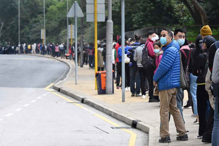 Tenaga medis dari Provinsi Guangdong, Tiongkok, dikerahkan ke Hong Kong untuk membantu pemerintah kota setempat menggelar tes PCR secara massal, seiring dengan peningkatan kasus positif covid-19.