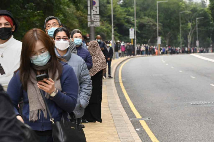Kepala Sekretariat Wilayah Administratif Khusus Hong Kong John Lee memimpin delegasi menuju Kota Shenzhen, Provinsi Guangdong, Sabtu, 12 Februari 2022, untuk menggelar pertemuan dengan pihak Tiongkok daratan guna membahas penanganan kasus covid-19.