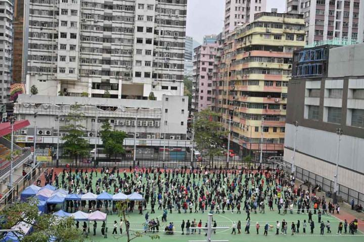 Dewan Pemerintahan Tiongkok untuk Urusan Hong Kong dan Makau sebelumnya menyatakan akan  terus mendukung Hong Kong menerapkan kebijakan nol kasus covid dan membantu wilayah itu dalam mengatasi masa-masa sulit seperti sekarang, juga kebutuhan lainnya.  Otoritas Hong Kong juga telah meminta jutaan peralatan tes PCR kepada Tiongkok daratan.