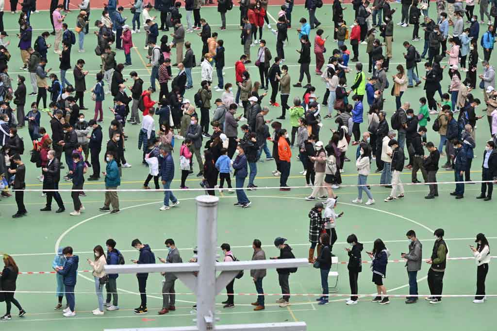 Pada hari Jumat, 11 Februari 2022, di Hong Kong terdapat 1.325 kasus positif baru, yang 1.323 di antaranya adalah kasus lokal. Sejak 31 Desember 2021, ada 5.535 kasus positif yang bermunculan.