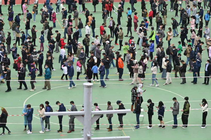 Pada hari Jumat, 11 Februari 2022, di Hong Kong terdapat 1.325 kasus positif baru, yang 1.323 di antaranya adalah kasus lokal. Sejak 31 Desember 2021, ada 5.535 kasus positif yang bermunculan.