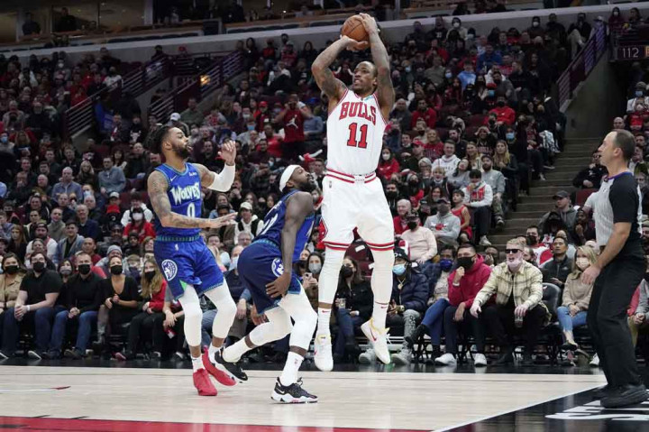 DeMar DeRozan melanjutkan permainan sengitnya dengan 35 poin, enam rebound, dan enam assist untuk membawa Chicago Bulls meraih kemenangan 134-122 atas tim tamu Minnesota Timberwolves, Sabtu, 12 Februari 2022 pagi WIB.