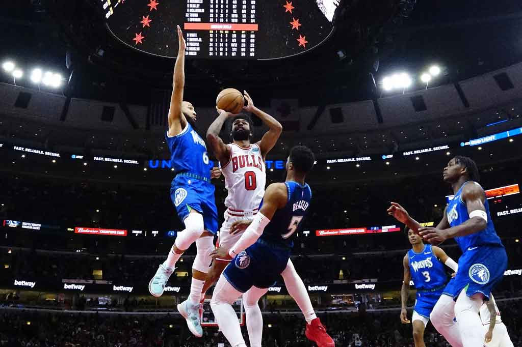 Coby White menyamai rekor terbaiknya musim ini saat mencetak 22 poin ketika Chicago terpaut satu gim dari tim di tempat pertama di Wilayah Timur, Miami Heat.