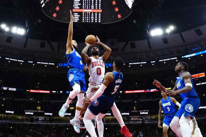 Coby White menyamai rekor terbaiknya musim ini saat mencetak 22 poin ketika Chicago terpaut satu gim dari tim di tempat pertama di Wilayah Timur, Miami Heat.
