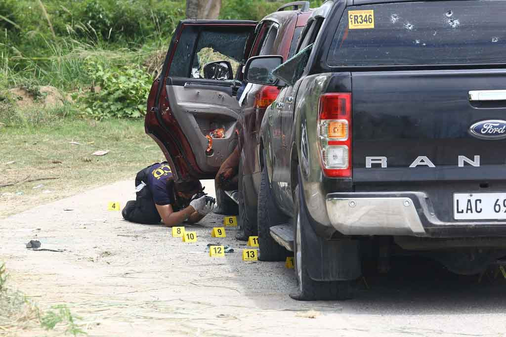 Sembilan orang meninggal dan tiga terluka ketika konvoi SUV diberondong tembakakn dalam penyergapan terkait dengan perseteruan antara klan Muslim saingan, di Filipina selatan, Sabtu, 12 Februari 2022.