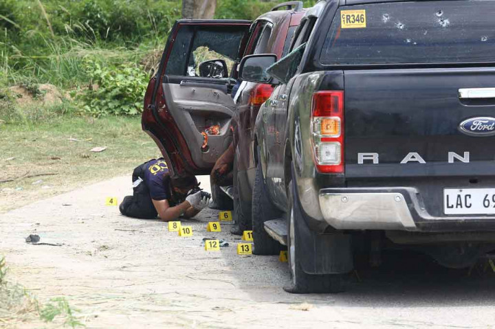 Sembilan orang meninggal dan tiga terluka ketika konvoi SUV diberondong tembakakn dalam penyergapan terkait dengan perseteruan antara klan Muslim saingan, di Filipina selatan, Sabtu, 12 Februari 2022.