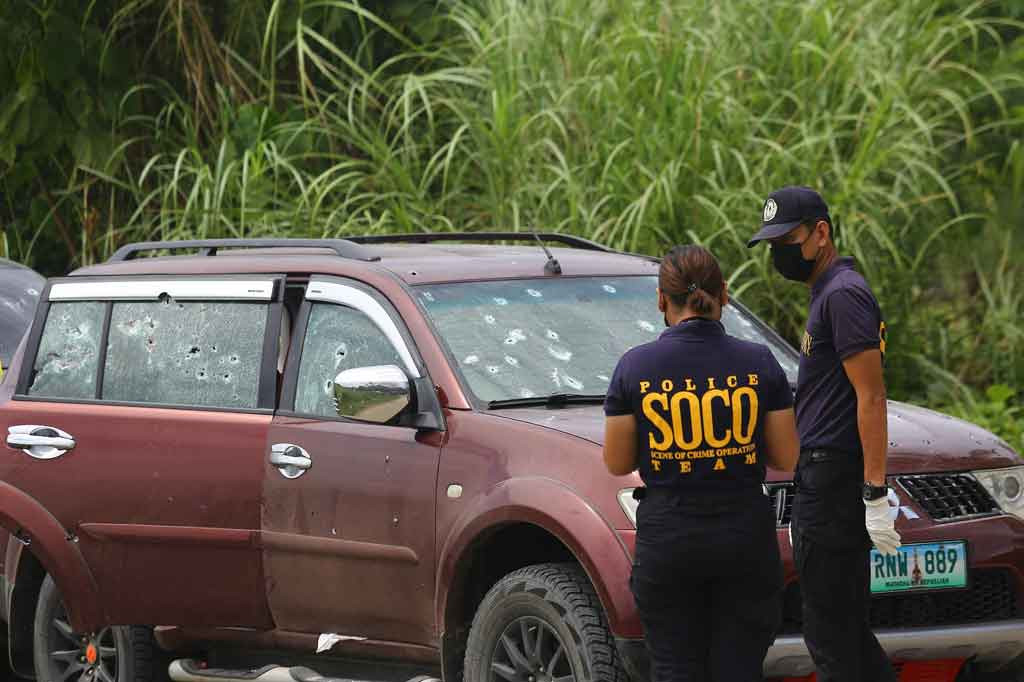 Pemimpin klan Peges Mamasainged dan delapan lainnya meninggal saat mereka melakukan perjalanan menyusuri jalan di Provinsi Maguindanao, Pulau Mindanao. 