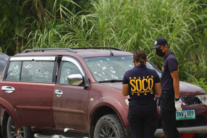Pemimpin klan Peges Mamasainged dan delapan lainnya meninggal saat mereka melakukan perjalanan menyusuri jalan di Provinsi Maguindanao, Pulau Mindanao. 