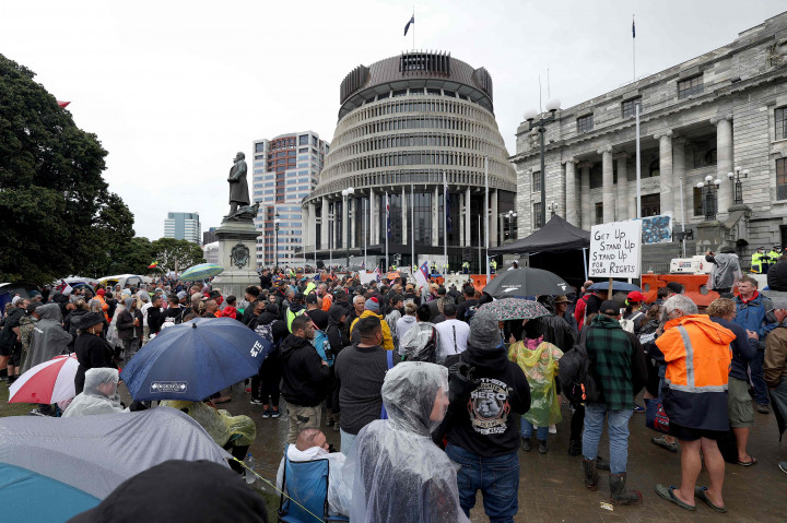 Para pengunjuk rasa memadati halaman Parlemen pada hari kelima demonstrasi menentang pembatasan Covid-19 di Wellington, Selandia Baru, 12 Februari 2022.