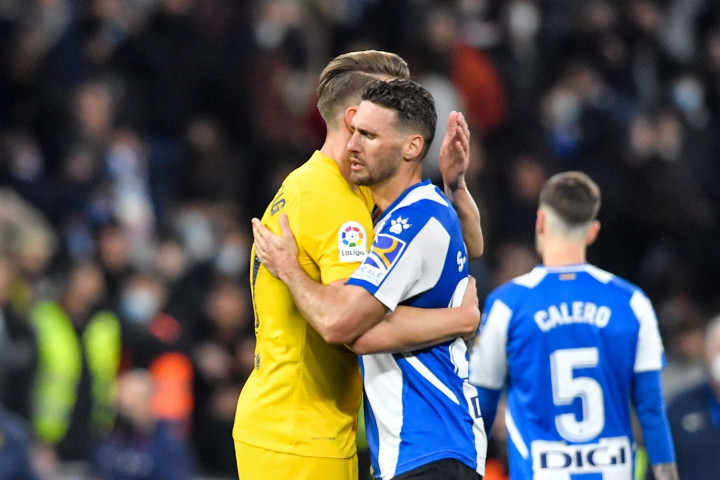 Espanyol dan Barcelona bermain imbang dalam partai derby lanjutan La Liga 2021/22 jornada 24 yang digelar di RCDE Stadium, Senin, 14 Februari 2022, dini hari WIB. Gol Luuk de Jong pada menit terakhir membuat membuat skor akhir 2-2.